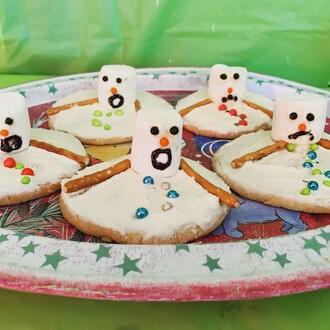 Gobble up a melting snowman cookie!